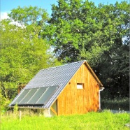 Sanitaires avec panneaux solaires